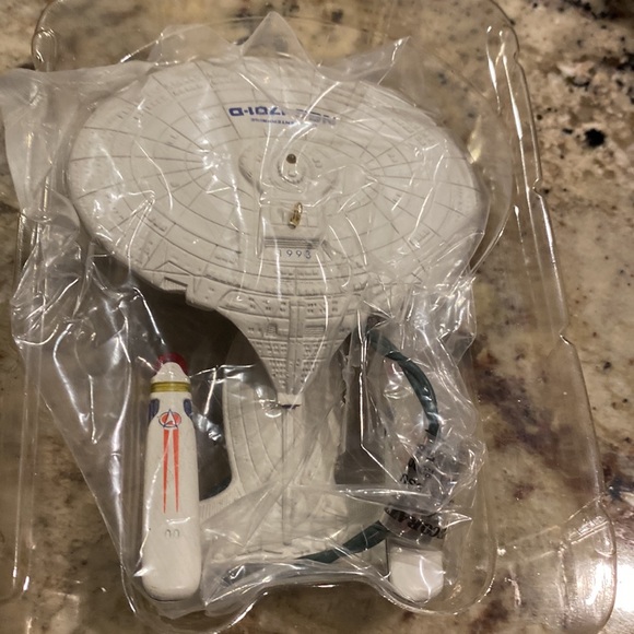 Vintage 1993 Hallmark USS Enterprise Next Generation - Picture 2 of 6